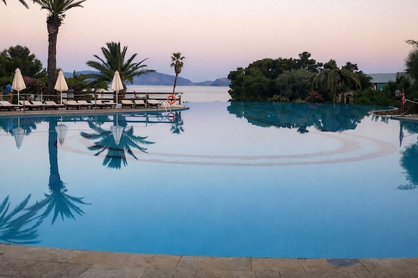 Kolam renang tertutup, kolam renang terbuka, payung kolam