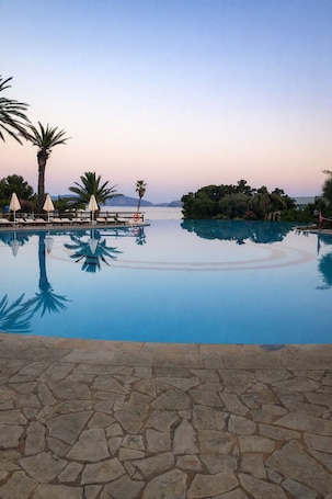 Piscina interna, piscina externa, funciona das 10h às 18h, guarda-sóis. Hydra Beach Resort