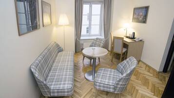 Suite Deluxe | Área de sala de estar | Televisión