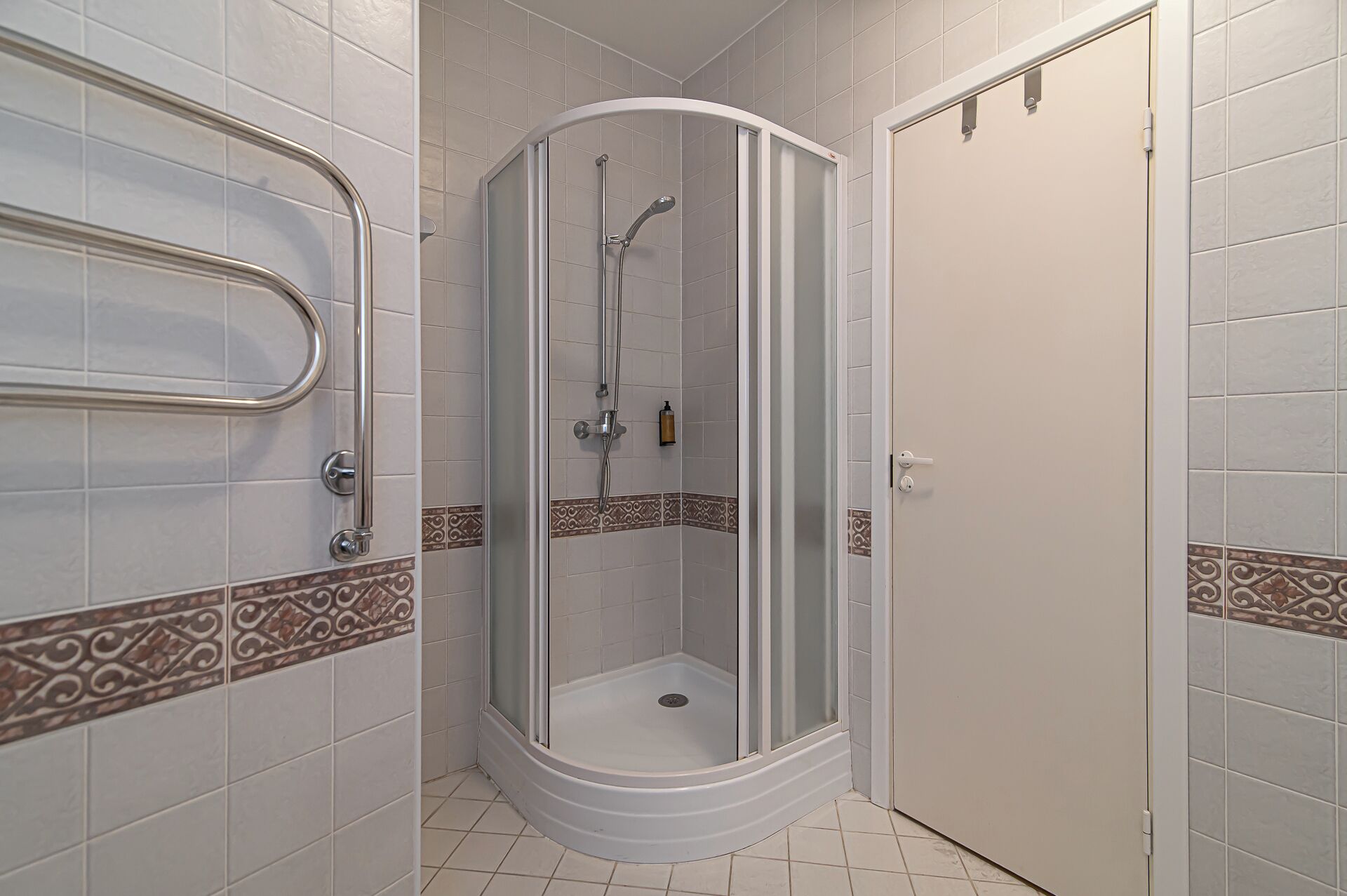 deluxe suite | bathroom | free toiletries, hair dryer, towels