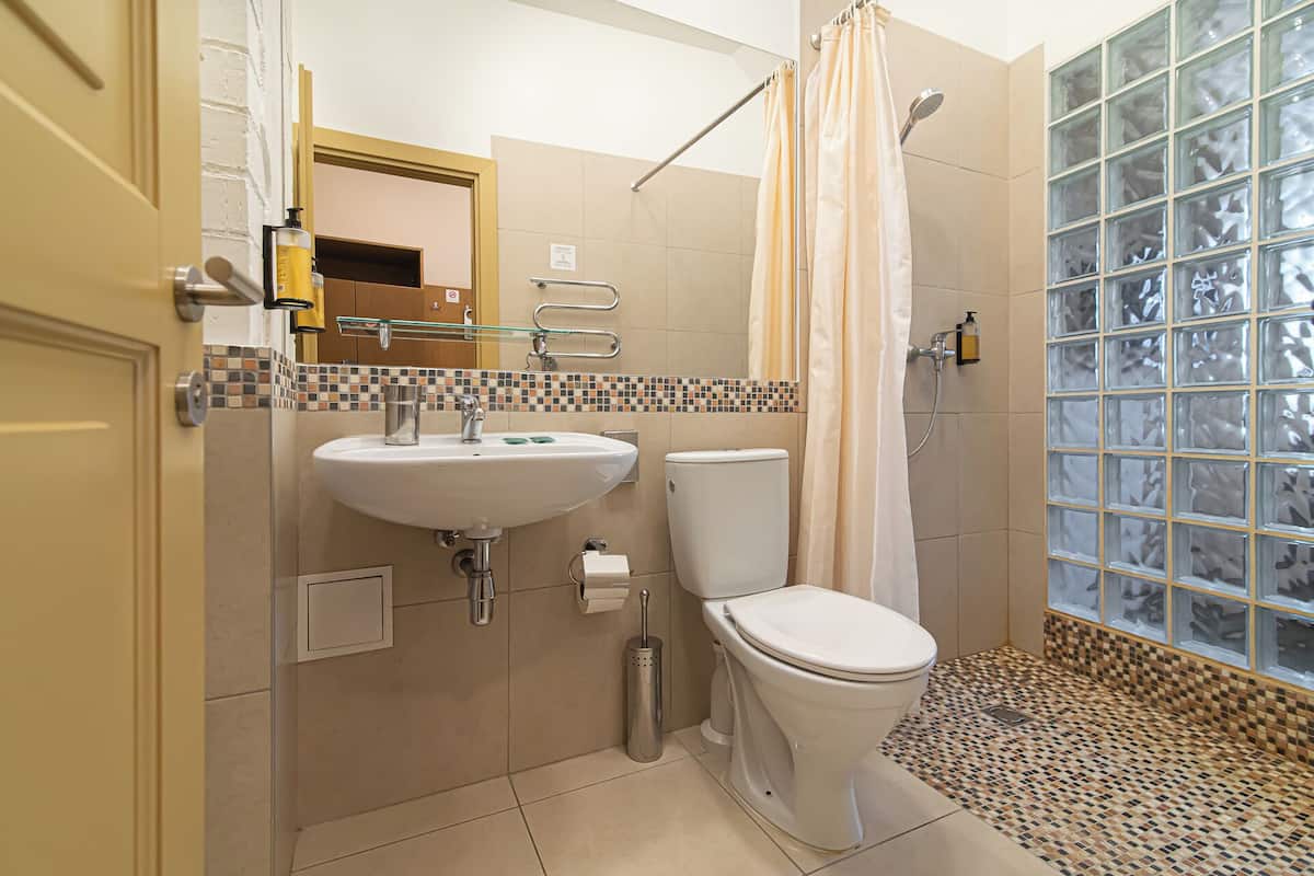 single room | bathroom | free toiletries, hair dryer, towels