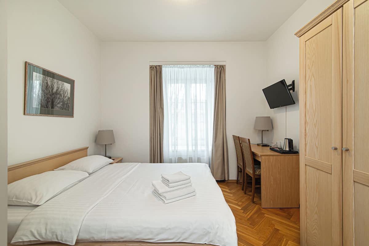 1 habitación, escritorio, tabla de planchar con plancha y wifi gratis