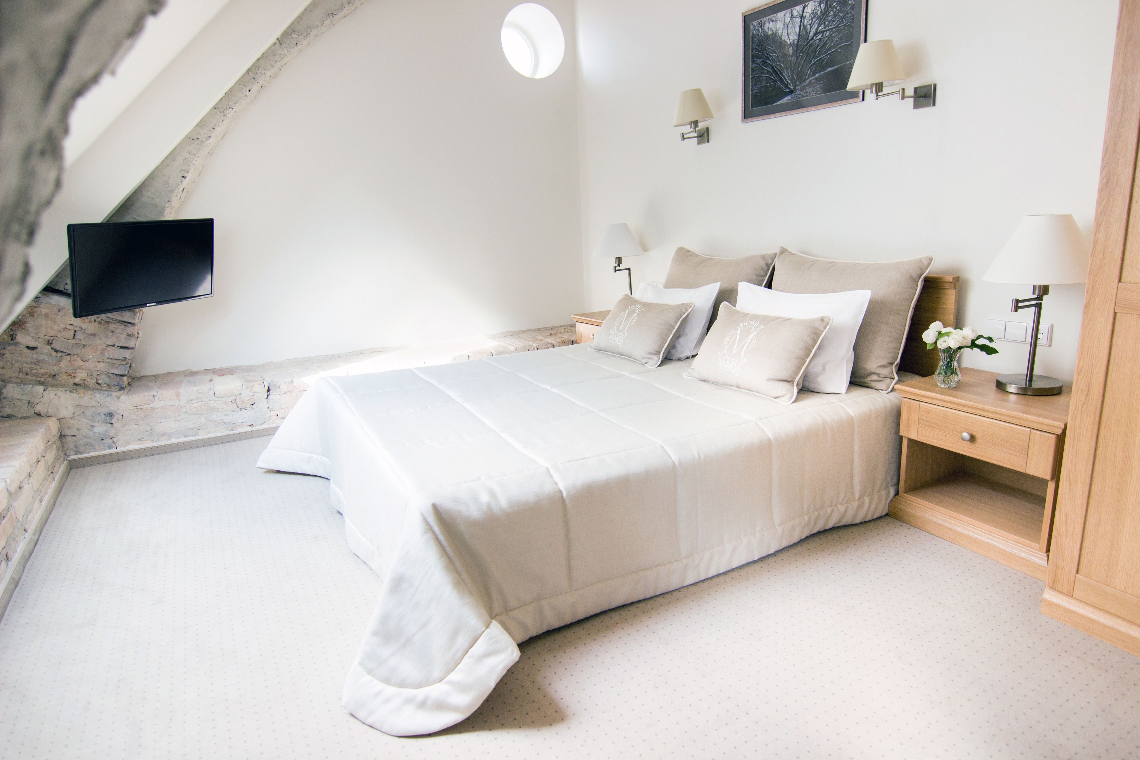 Skrivebord, strykejern/-brett, wi-fi (inkludert) og sengetøy