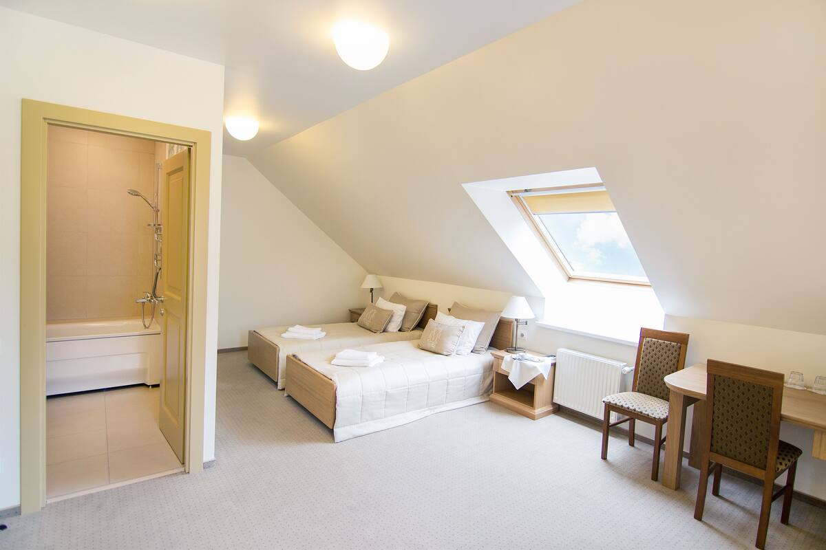 Une chambre à coucher avec un lit, un bureau et une chaise.
