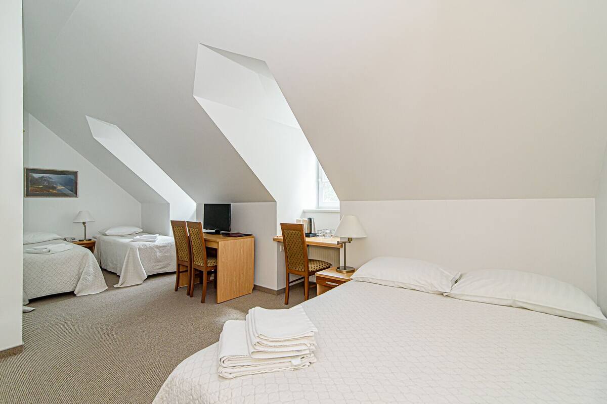 Chambre quadruple | Bureau, fer et planche à repasser, accès au Wi-Fi (inclus)