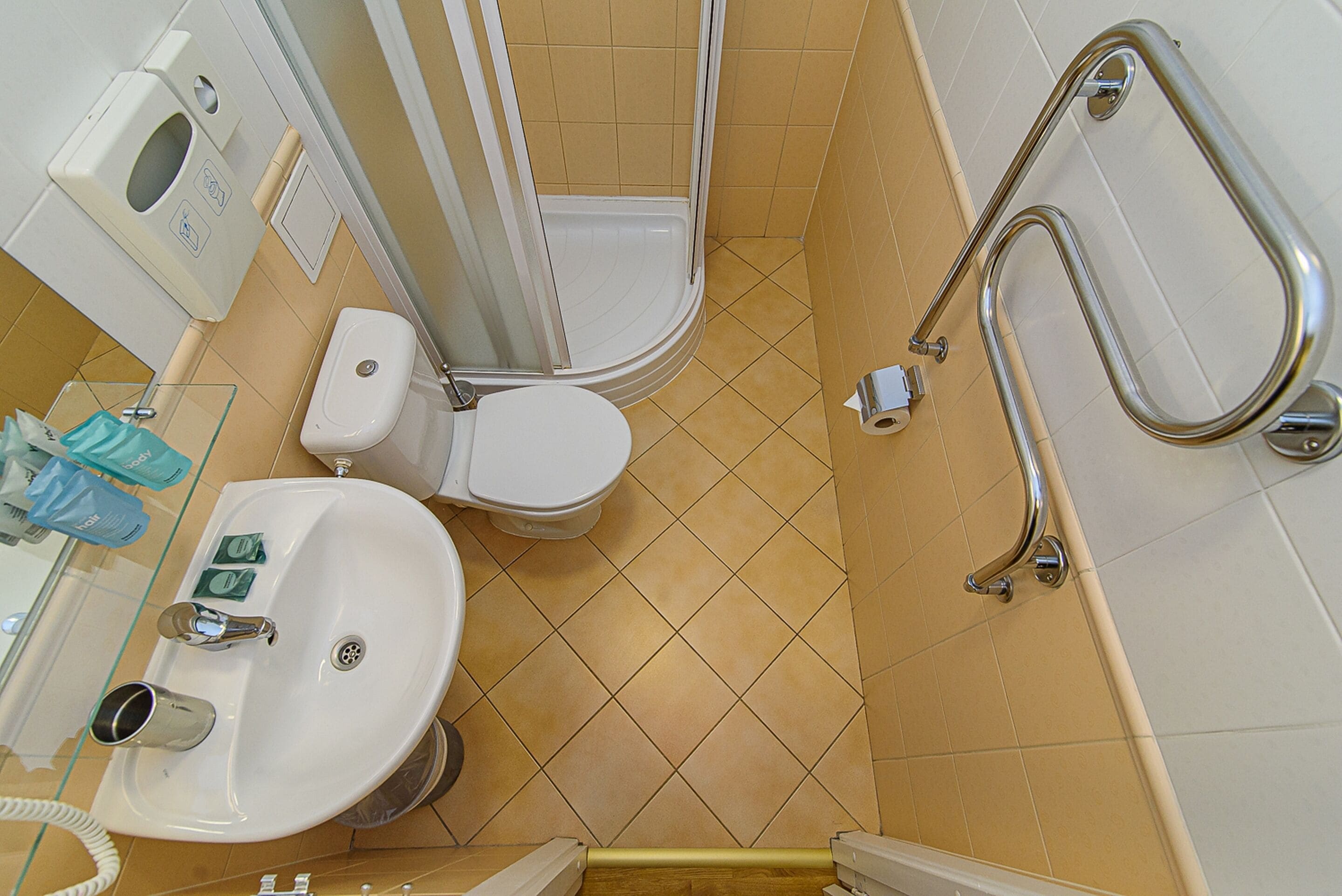 Un baño con lavamanos, inodoro y ducha.
