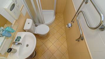 Un baño con lavamanos, inodoro y ducha.