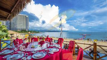 4 restaurants; breakfast, lunch and dinner served
