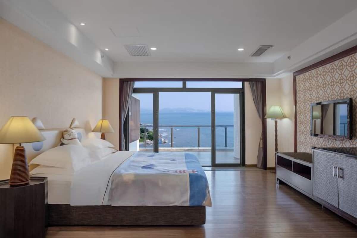 Luxe beddengoed, een minibar, een kluis op de kamer