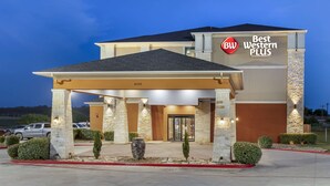 A Best Western Plus hotel with a covered entrance, stone pillars, and a well-lit facade. - Best Western Plus Longhorn Inn & Suites (Luling)