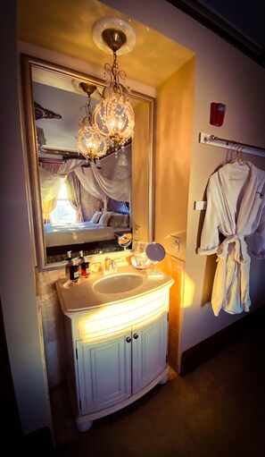 Luxury Suite, 1 King Bed, Fireplace (Champagne) | Bathroom