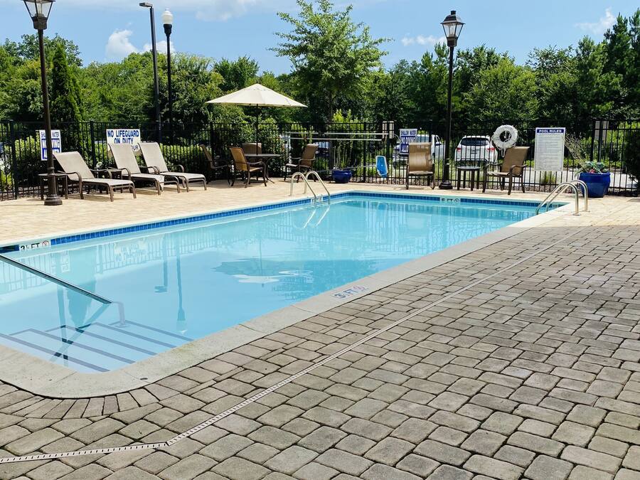Piscine extérieure, parasols de plage