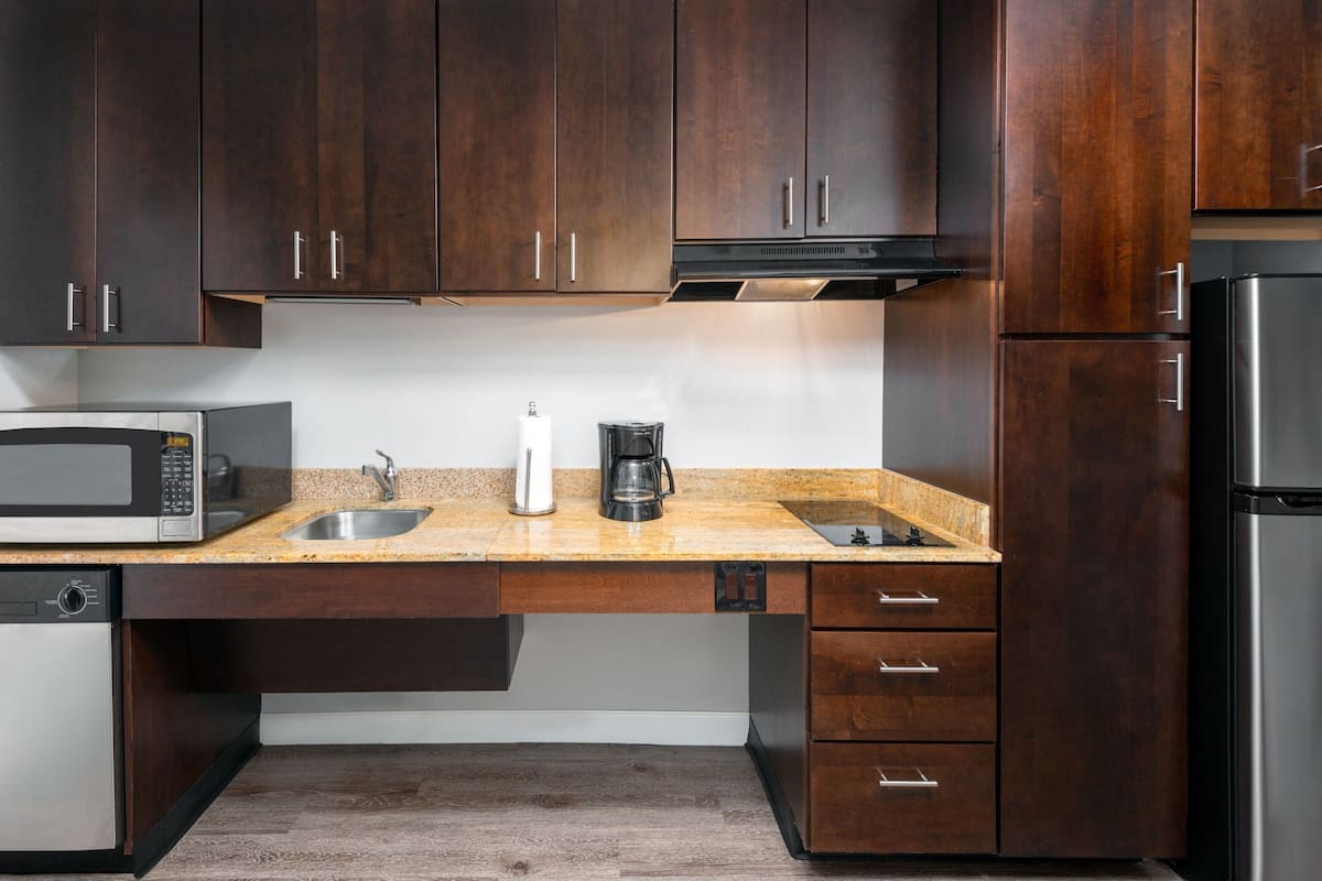 fridge, microwave, stovetop, dishwasher