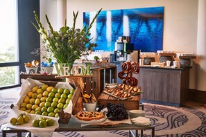 每日供應自助早餐 (每人 EUR26)