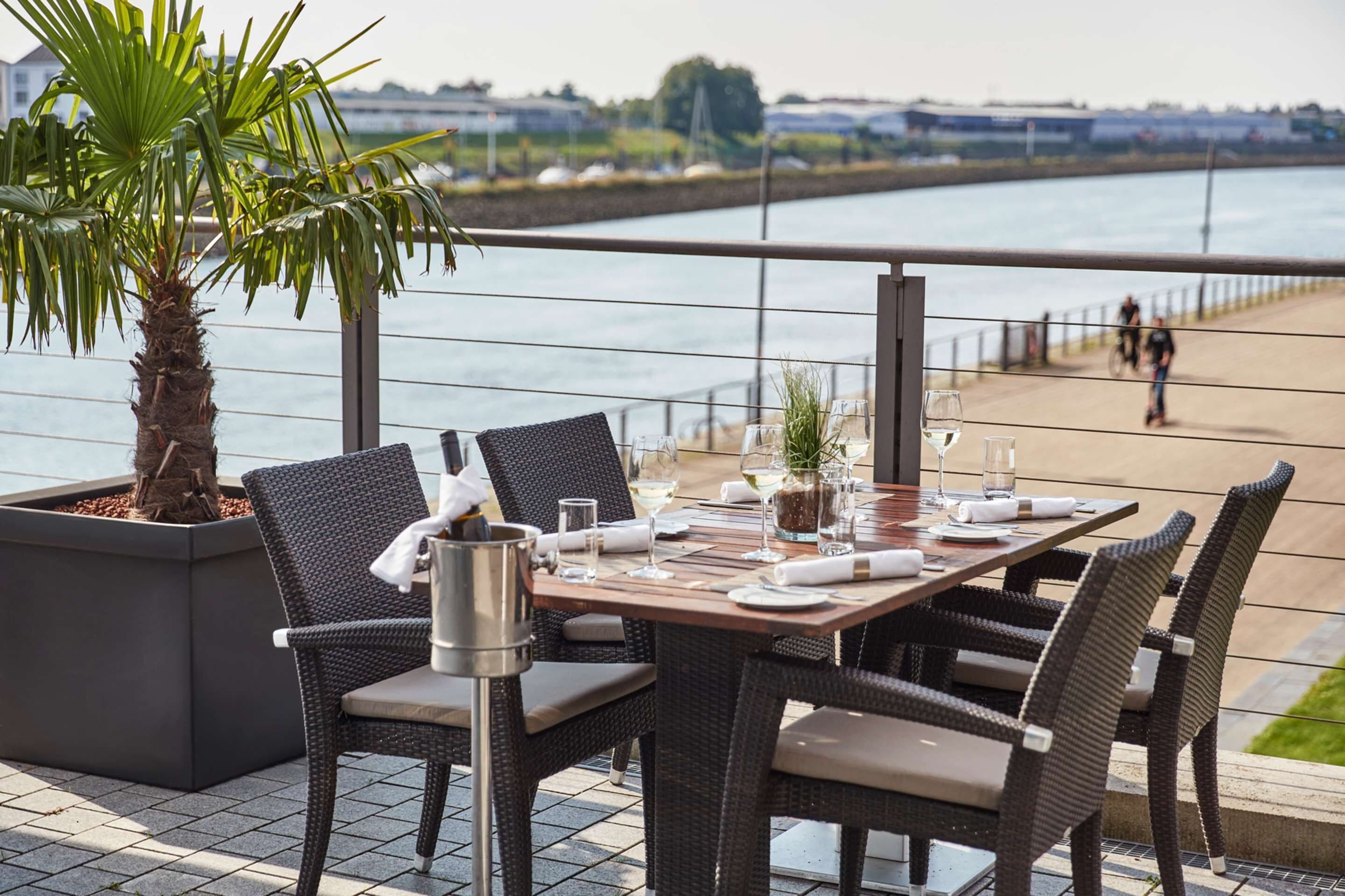 供应早餐、午餐和晚餐，地区菜，室外就餐