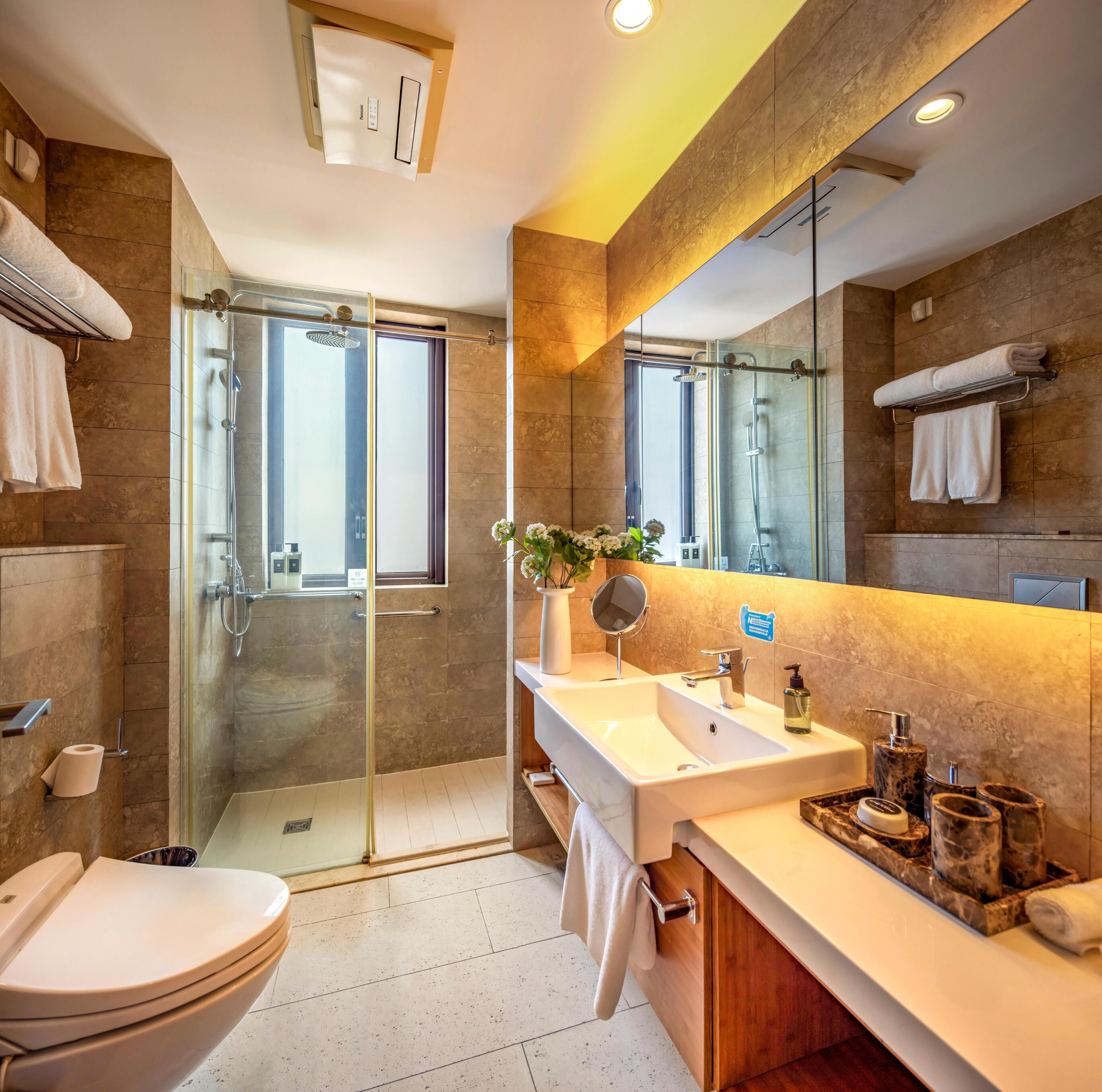 Douche, douche à « effet pluie », articles de toilette gratuits