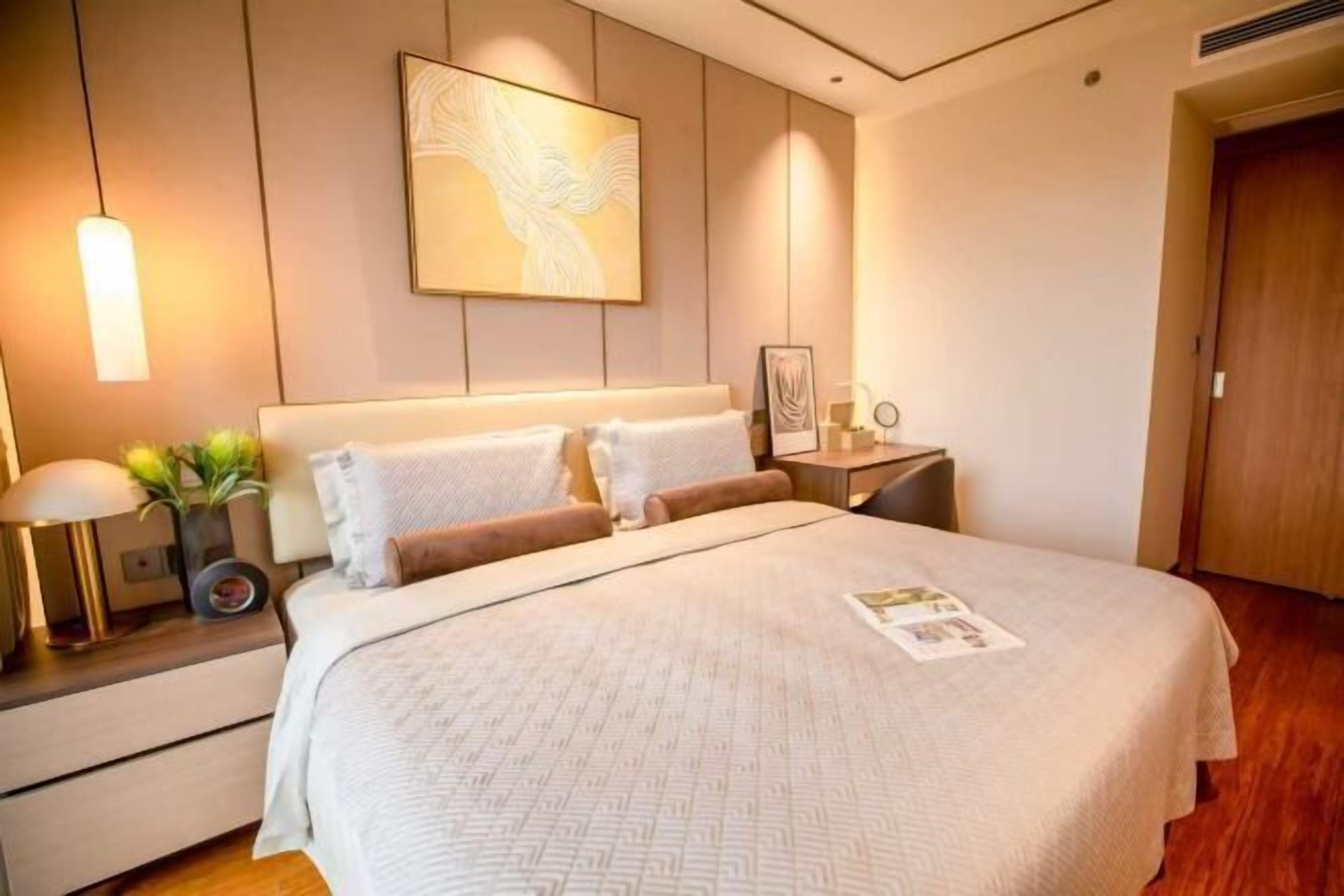 Down duvets, in-room safe, blackout curtains, soundproofing