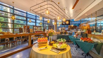 Café da manhã com buffet todos os dias mediante uma taxa