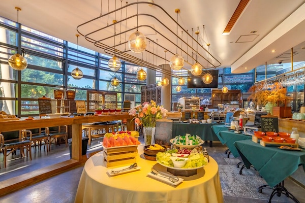 Daily buffet breakfast for a fee