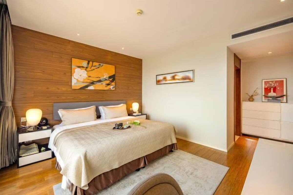 Down duvets, in-room safe, blackout curtains, soundproofing