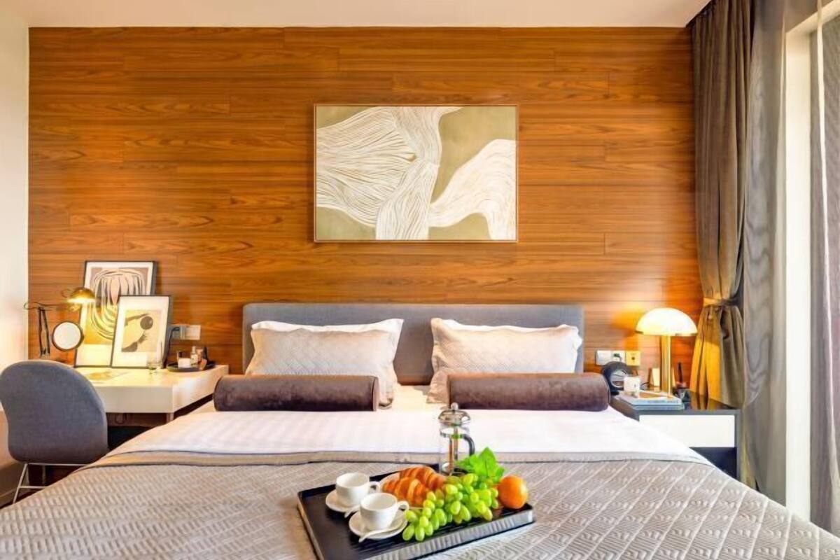 Down duvets, in-room safe, blackout curtains, soundproofing