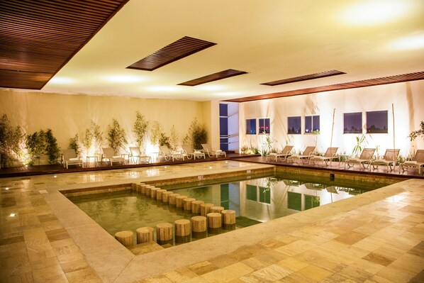 Indoor/outdoor pool