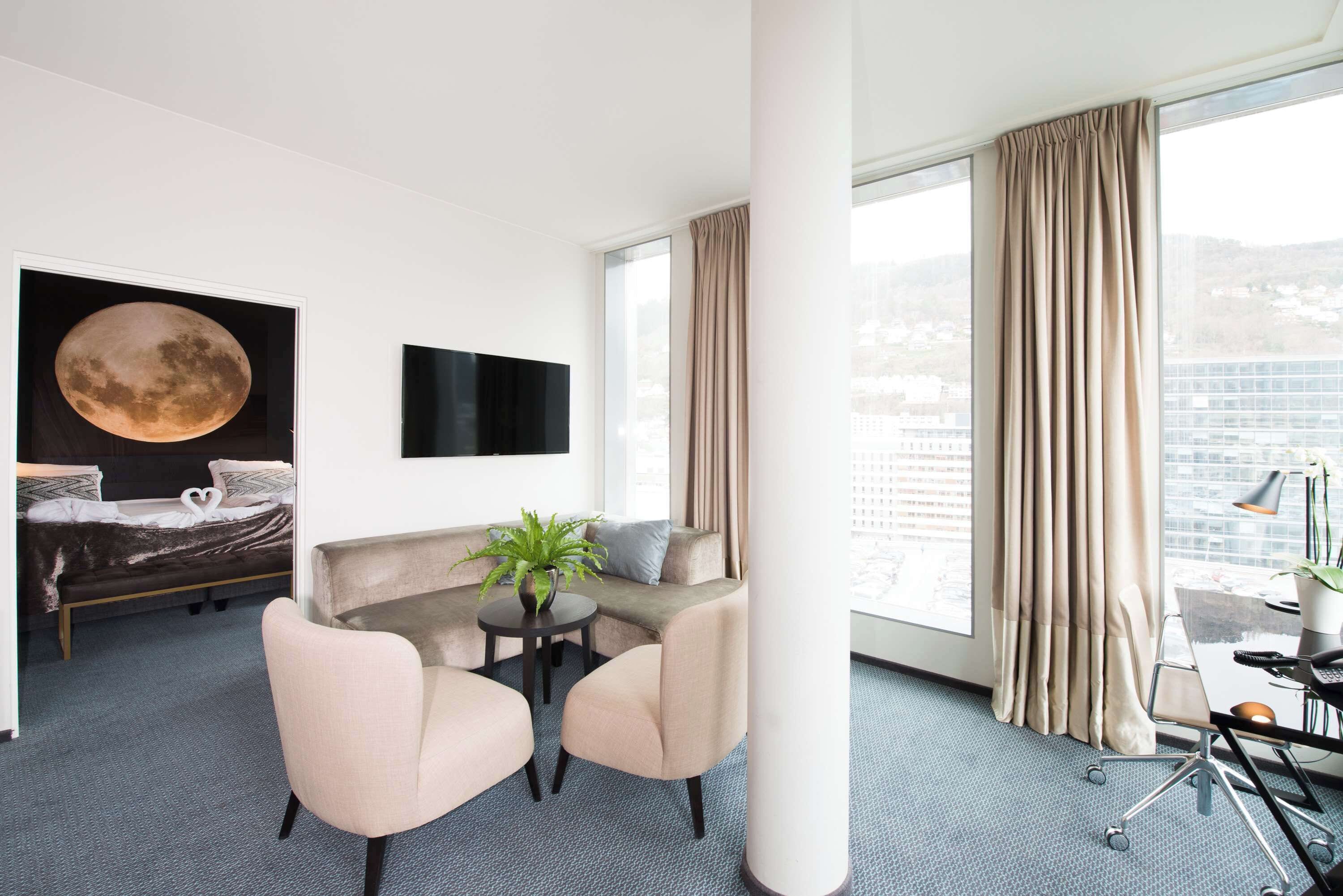 suite (master) | hypo-allergenic bedding, desk, free cots/infant beds, free wifi