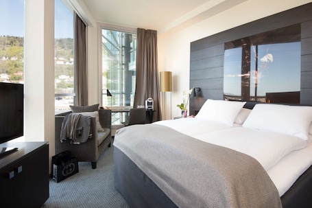 Hypo-allergenic bedding, desk, blackout drapes, free cribs/infant beds. Scandic Ørnen