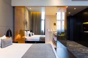 Minibar, caja de seguridad en la habitación y escritorio 