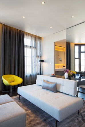 Suite junior, 1 cama King size (Art) | Minibar, caja de seguridad en la habitación y escritorio 