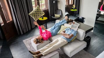 Ein modernes Wohnzimmer mit einer Couch, einem Couchtisch und einem Sessel.