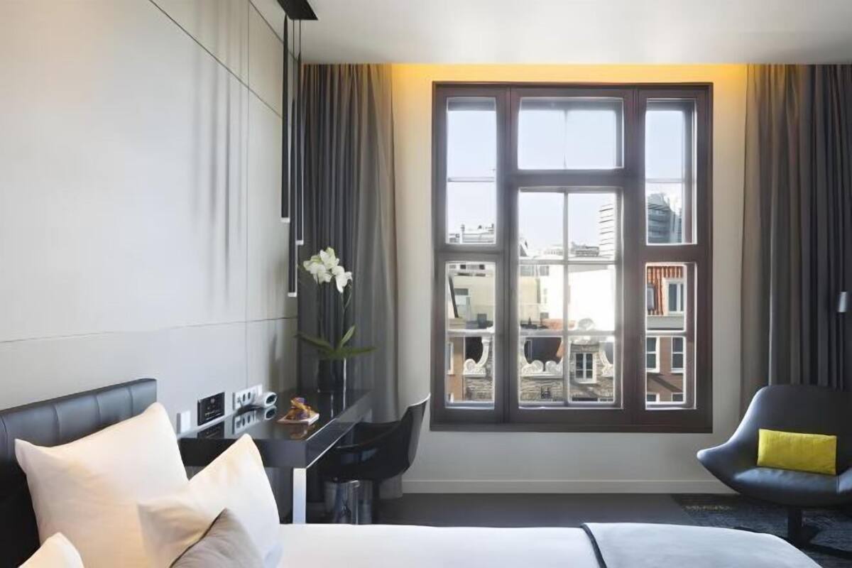 Minibar, safe på rommet, skrivebord og blendingsgardiner