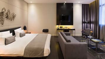 Junior suite, 1 kingsize bed (Art) | Een minibar, een kluis op de kamer, een bureau, verduisterende gordijnen