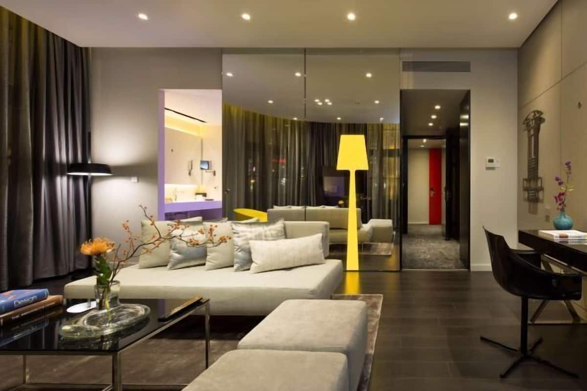 Aire de séjour | Téléviseur à écran plat de 42 po avec télévision par câble, téléviseur