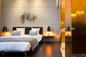 Suite Junior, 1 très grand lit (Art Canal View) | Minibar, coffres-forts dans les chambres, bureau, rideaux occultants