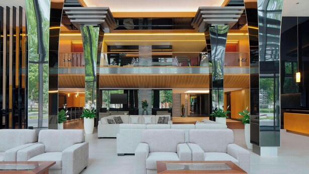 Un hall d’entrée spacieux avec un plafond haut, de nombreux espaces de détente et un design moderne.