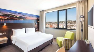 Kamer, 1 kingsize bed (Castle View ) | Hypoallergeen beddengoed, een minibar, een kluis op de kamer, een bureau