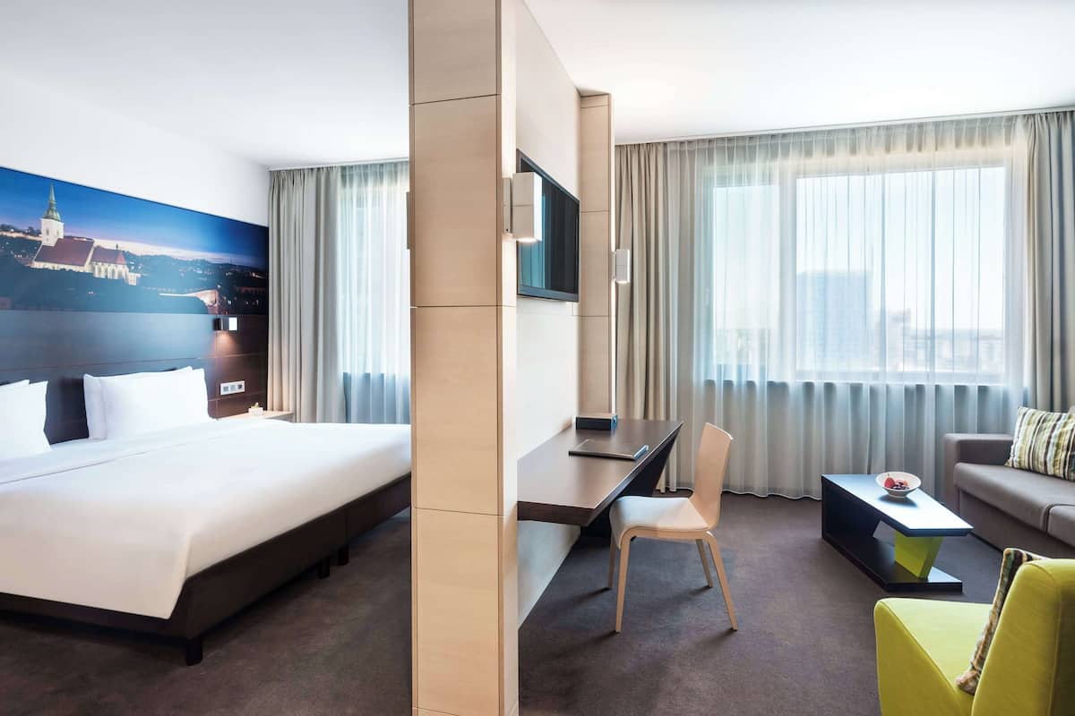 Junior suite | Hypoallergeen beddengoed, een minibar, een kluis op de kamer, een bureau