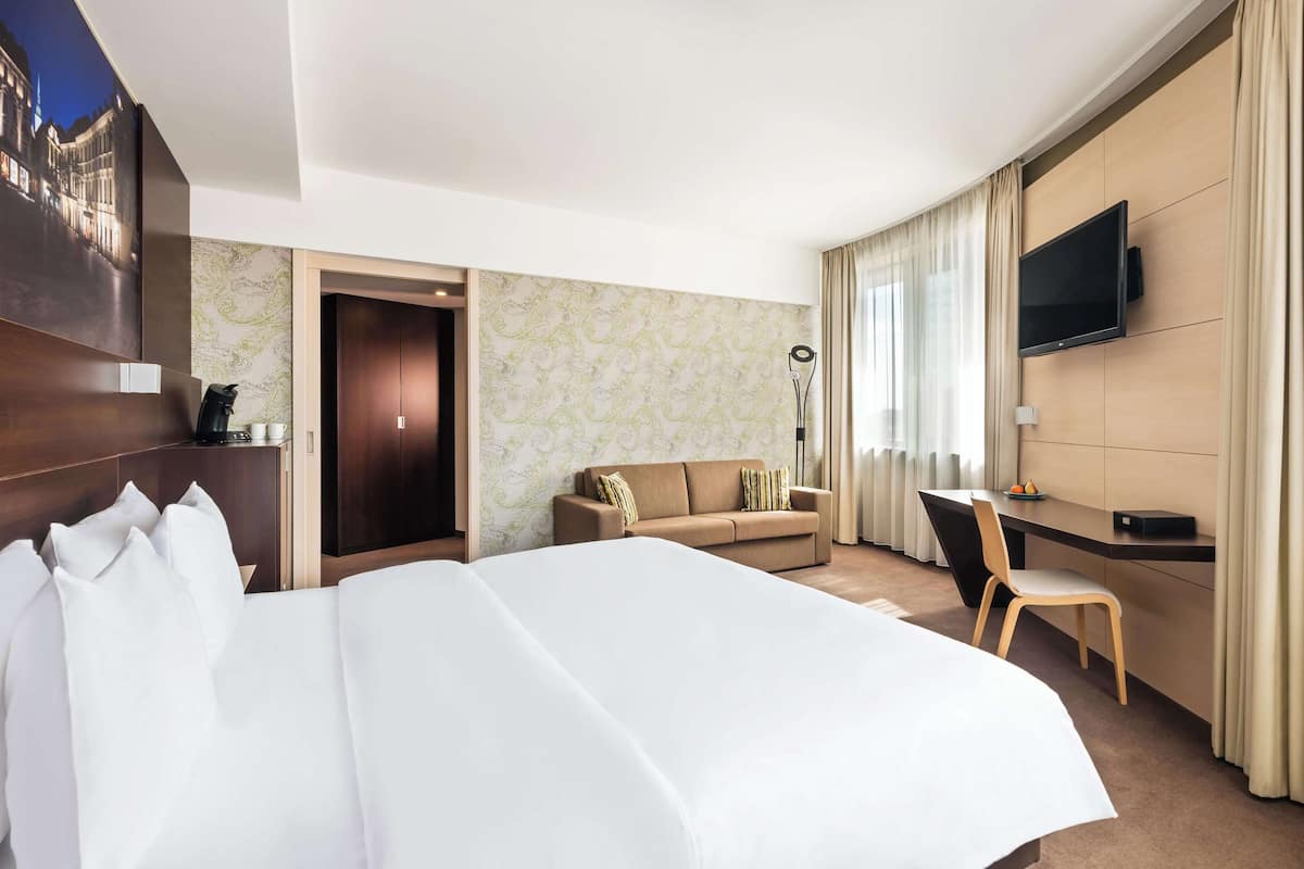 Deluxe kamer, 1 kingsize bed, uitzicht op stad | Hypoallergeen beddengoed, een minibar, een kluis op de kamer, een bureau