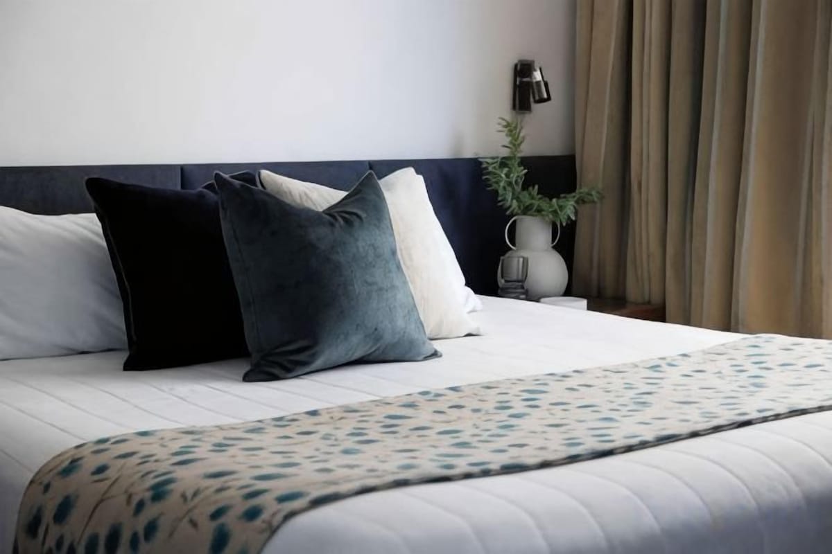Ropa de cama de alta calidad y caja de seguridad en la habitación 