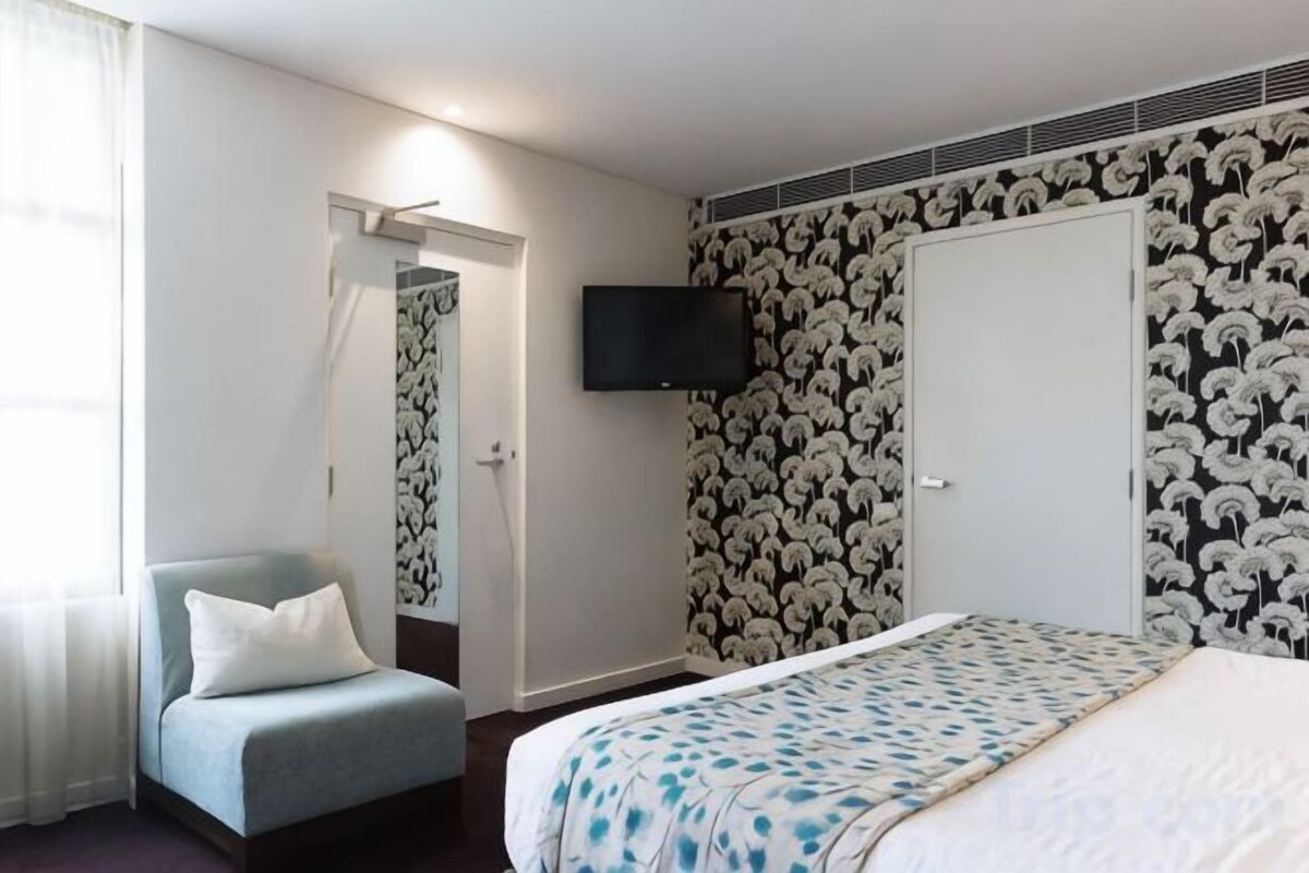 Premium bedding, in-room safe, desk, blackout drapes