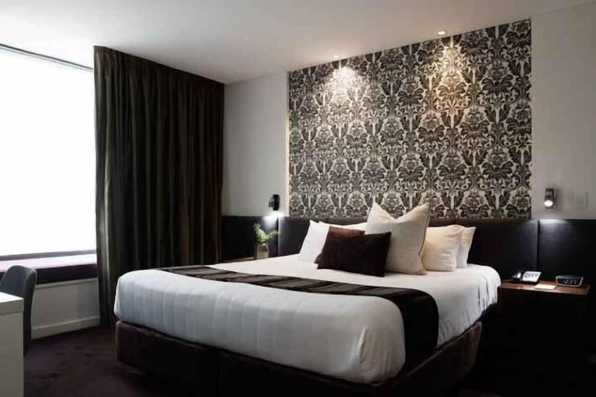 高档床上用品、客房内保险箱、办公桌、遮光窗帘