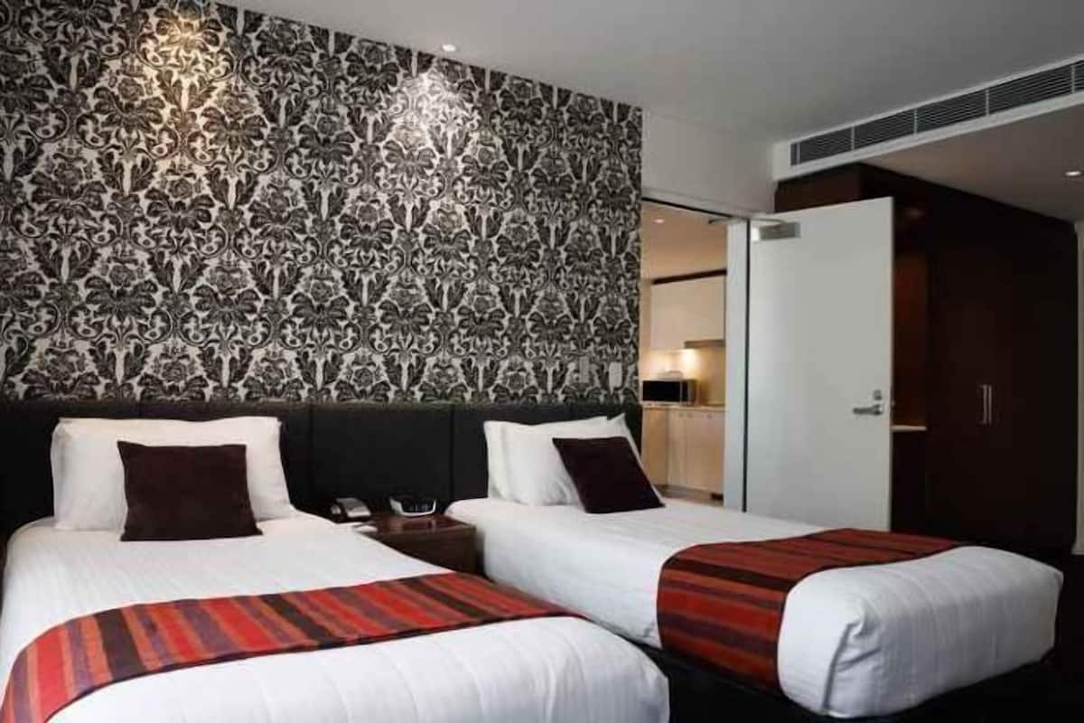 高档床上用品、客房内保险箱、办公桌、遮光窗帘