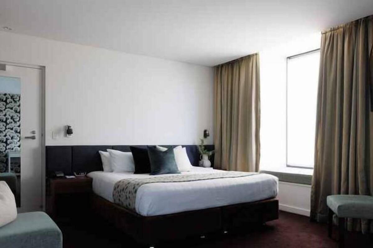 高档床上用品、客房内保险箱、办公桌、遮光窗帘