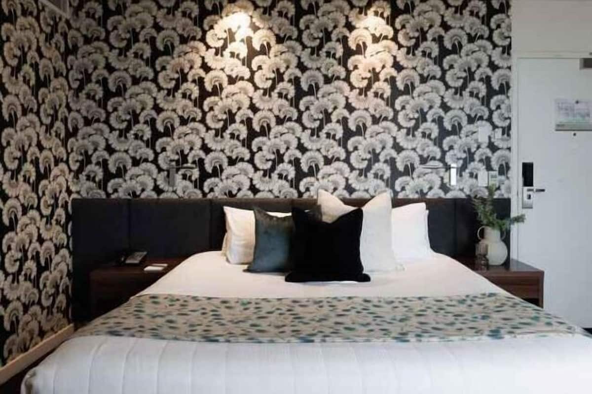 高档床上用品、客房内保险箱、办公桌、遮光窗帘