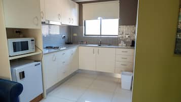 Deluxe-Studiosuite, 1 King-Bett, Kochnische | 1 Schlafzimmer, Schreibtisch, laptopgeeigneter Arbeitsplatz