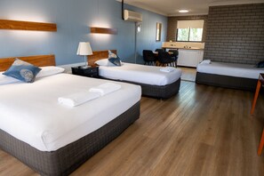 Bureau, espace de travail pour ordinateur portable, rideaux occultants