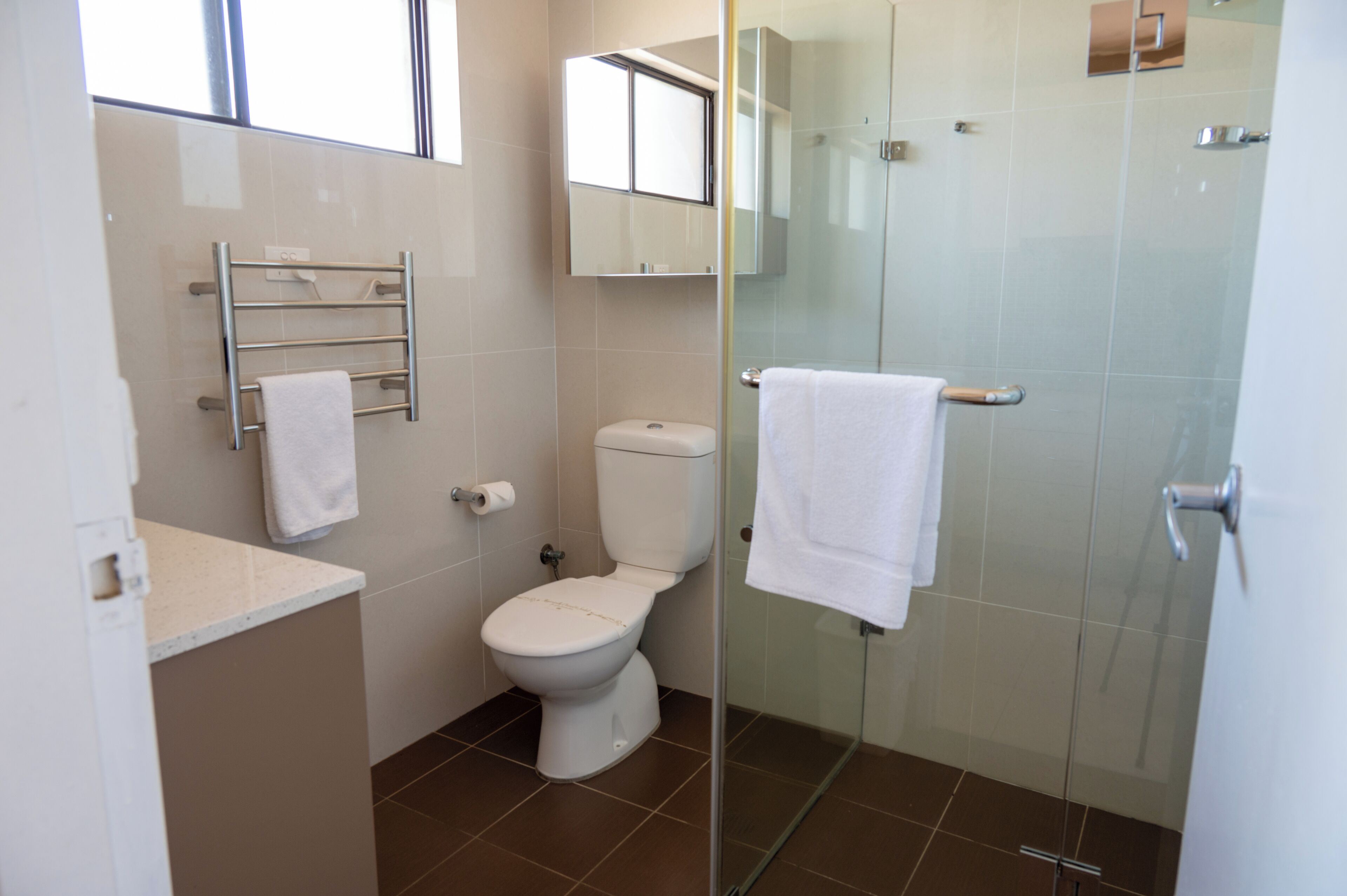 Deluxe-Studiosuite, 1 King-Bett, Kochnische | Badezimmer | Kostenlose Toilettenartikel, Haartrockner, Bidet, Handtücher