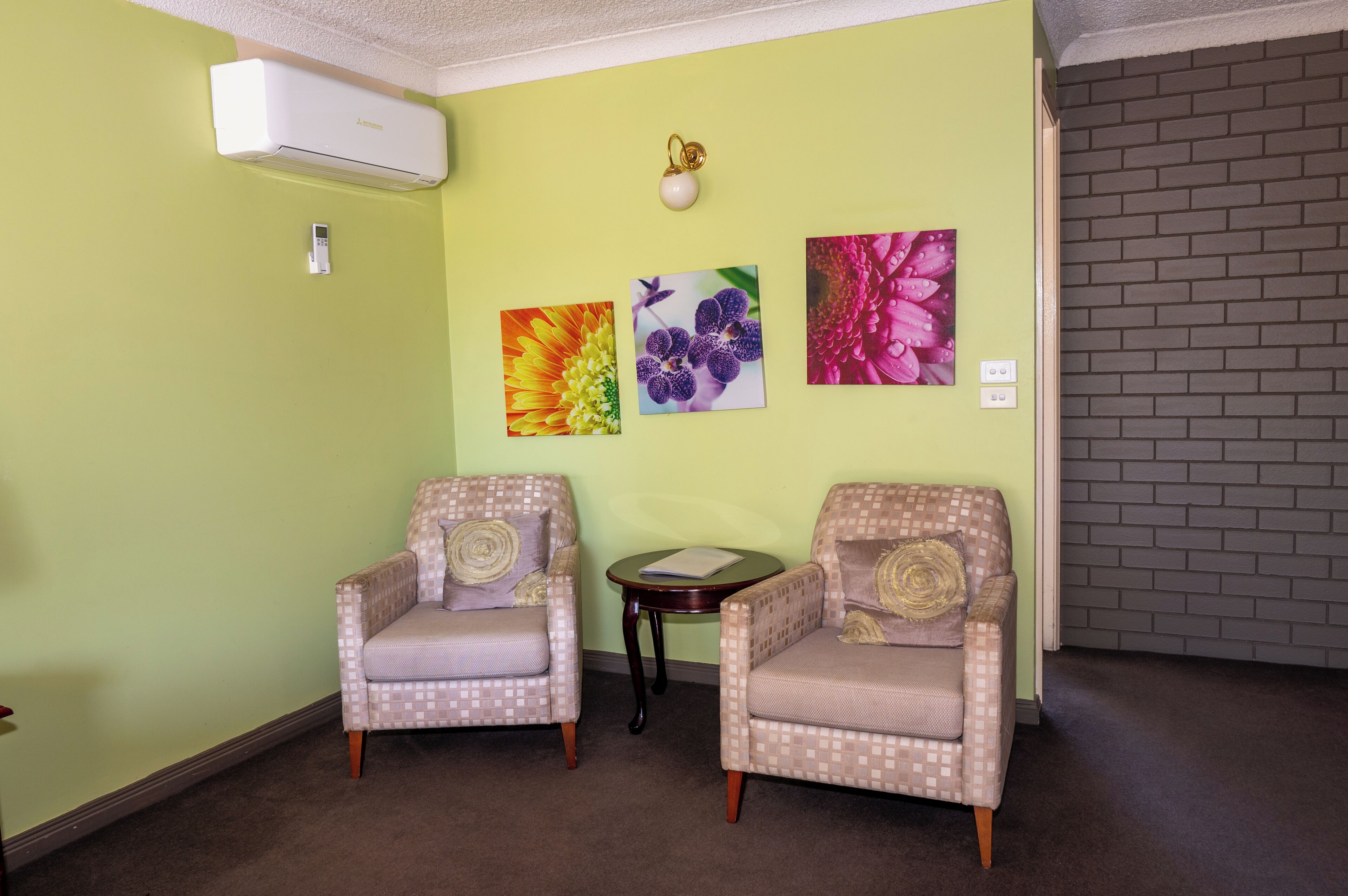 套房, 1 张大床, 按摩浴缸 | 起居区 | 电视