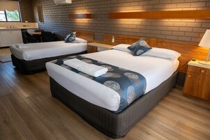 办公桌、笔记本电脑工作区、遮光窗帘、熨斗/熨衣板